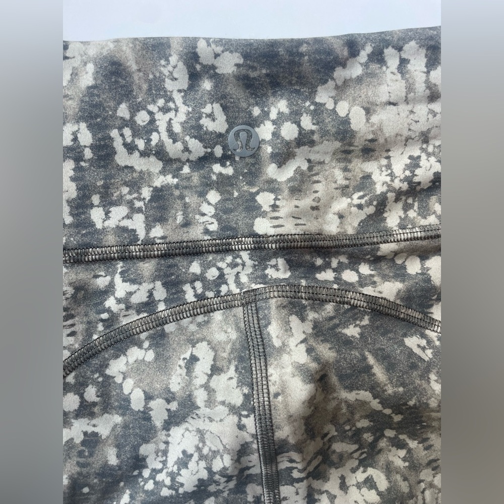 Lululemon Invigorate High-Rise Crop 23 Gray Patterned Leggings 4 - Picture 5 of 7